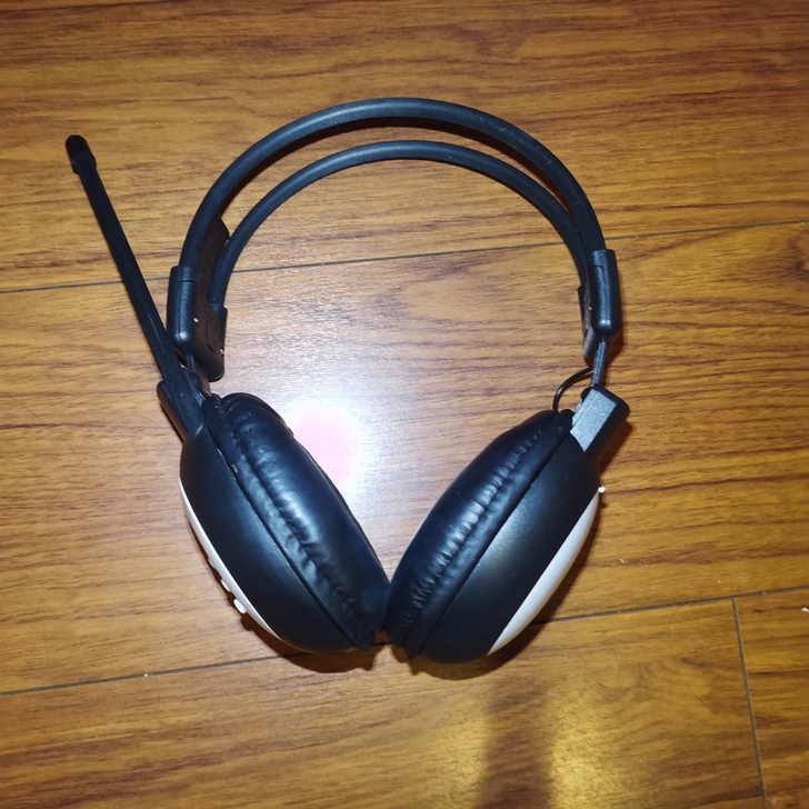 出售四级耳机，带电池，可包邮！