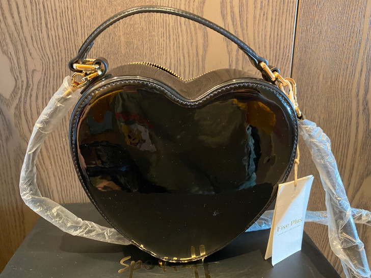 Five plus黑色漆皮心形手提包，购于...