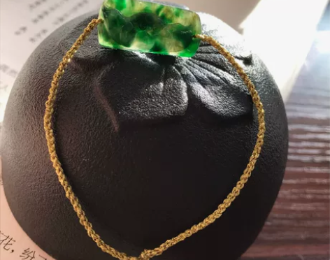 撑伞接落花,看那西风骑瘦马 谁能为我一眼望...