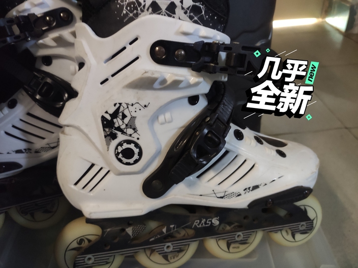 九成新，41码，参加轮滑社买的新手鞋，穿过...