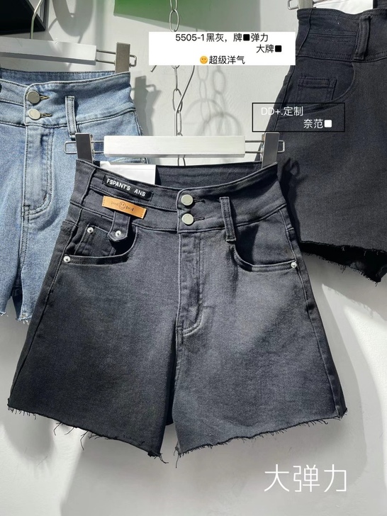 弹力牛仔短裤蓝色全新,便宜出