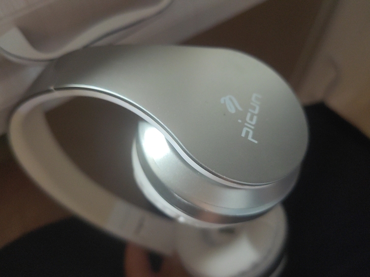 自用蓝牙头戴式耳机。重低音音质好，可插卡插...