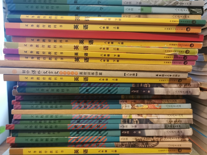 刚参加完中考，所有教材全套。英语4元一本，...