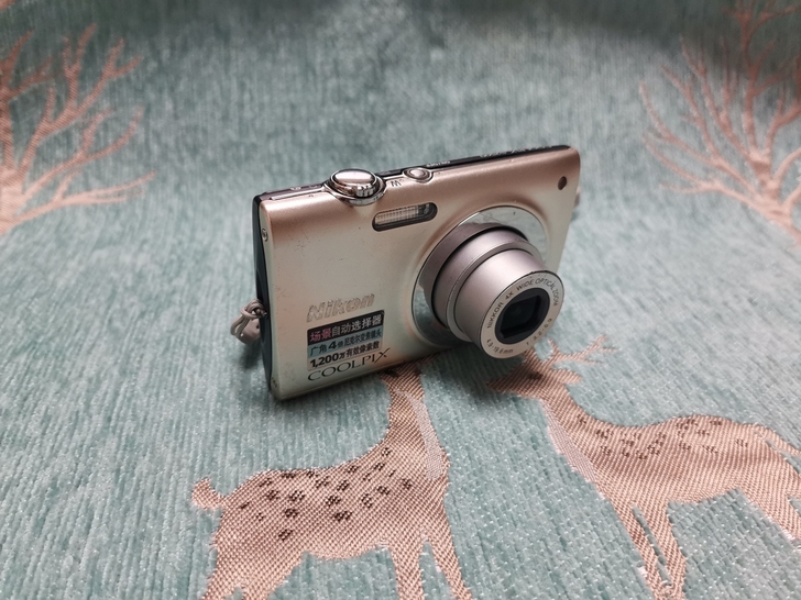 尼康S2500卡片相机，采用铝合金机身，1...