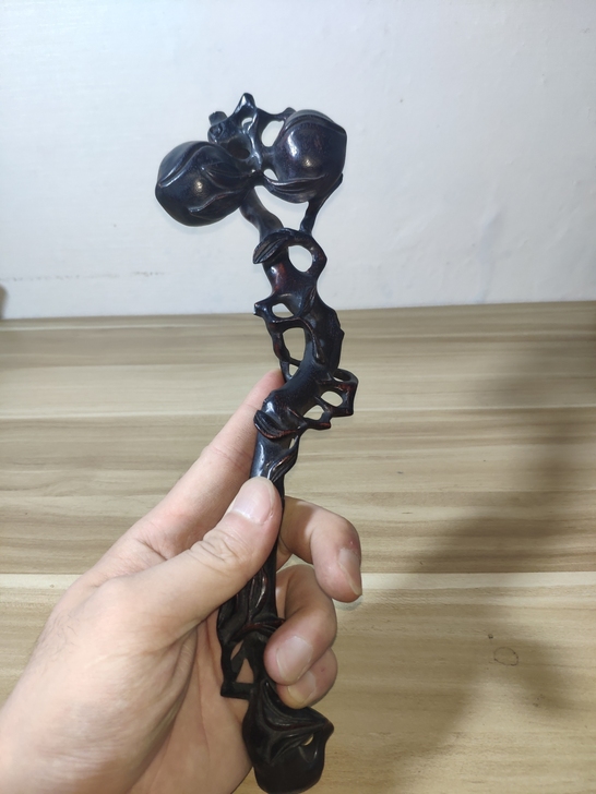 黑色木头摆件一个，自己家里收藏的，形状雕刻...
