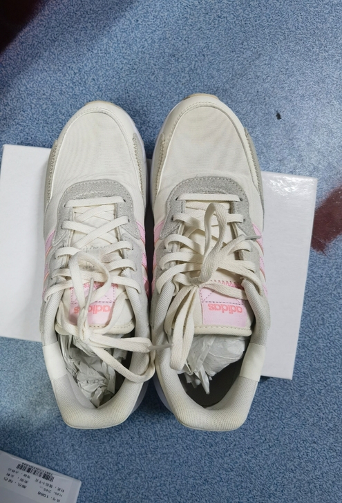 阿迪运动鞋，穿一洗一，实体店够入