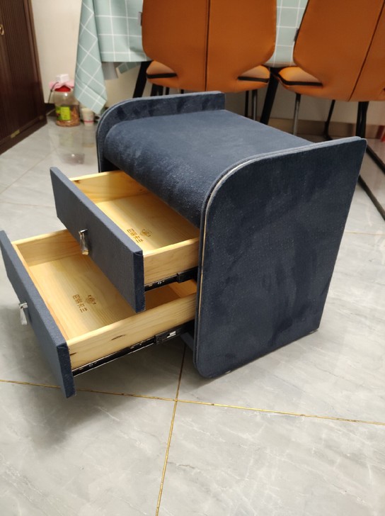 床头柜，全新巴丽卡兰床头柜，柜体全实木，挺...