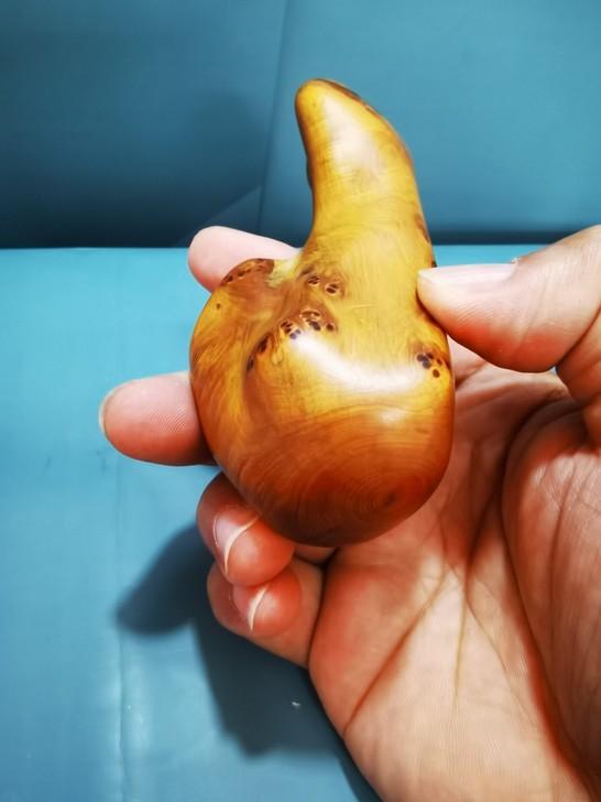 满瘤疤崖柏手把件,长12cm,十分难得的满...