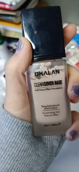 买别的化妆品送的粉底液，色号还挺自然也滋润...