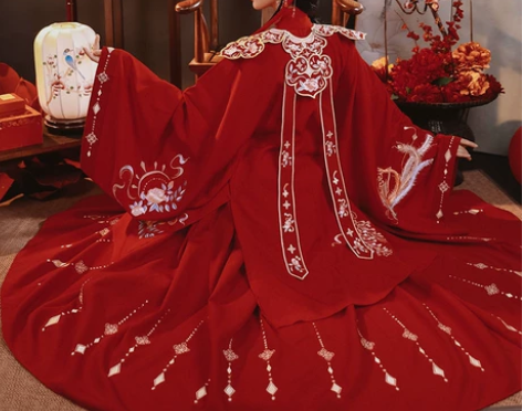 出一套类似于这个照片这样子的花嫁汉服，半包...