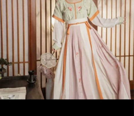 出茗月萱 坦领一套 上衣两件如图  下裙为...