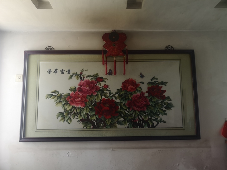 家里装修翻新出闲置刺绣画，边框很高级（据说...