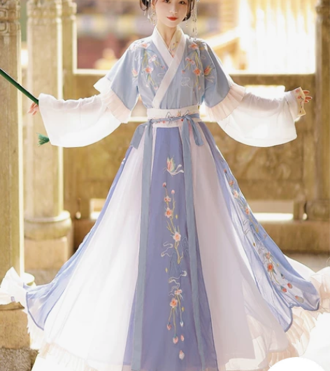 出一套汉服,妃亦坊,没穿过全新 感兴趣的话...