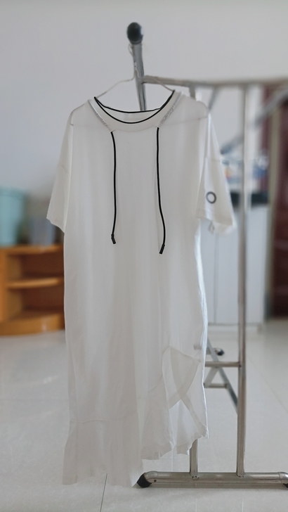 短袖白色运动风长款连衣裙