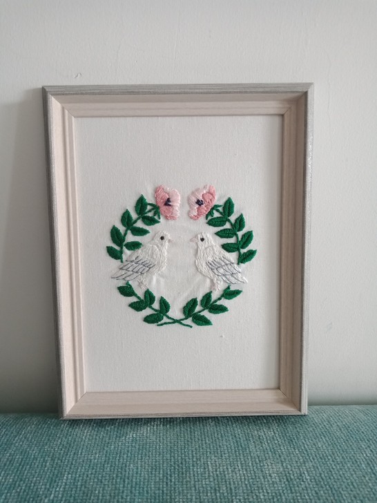 白鸽花环手工刺绣画