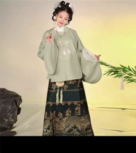 成套马面   上衣中衣只穿过一次，马面穿过...