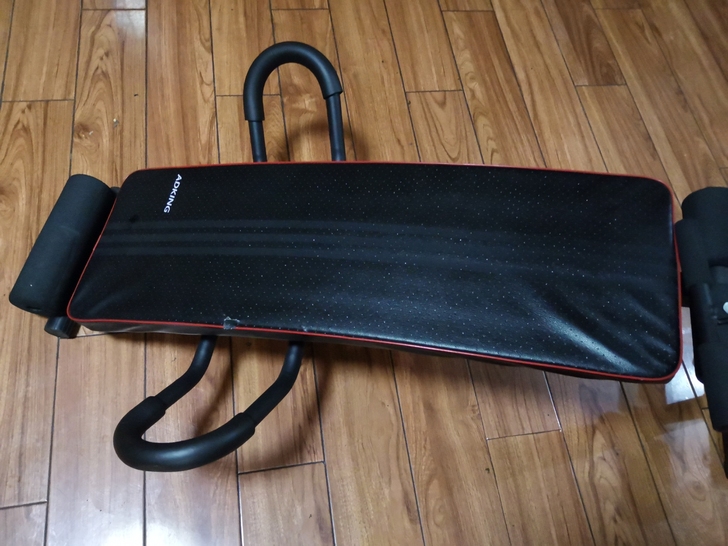 仰卧起坐健身器材，有轻微使用痕迹，