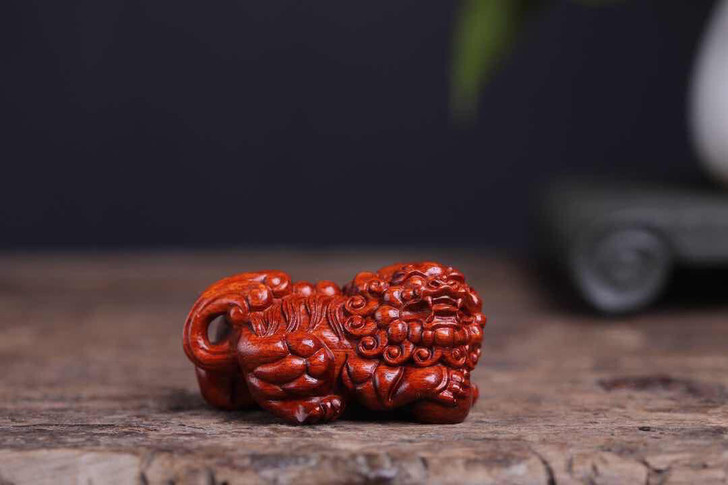 【品名】 紫檀木整料制作 狮子抱球