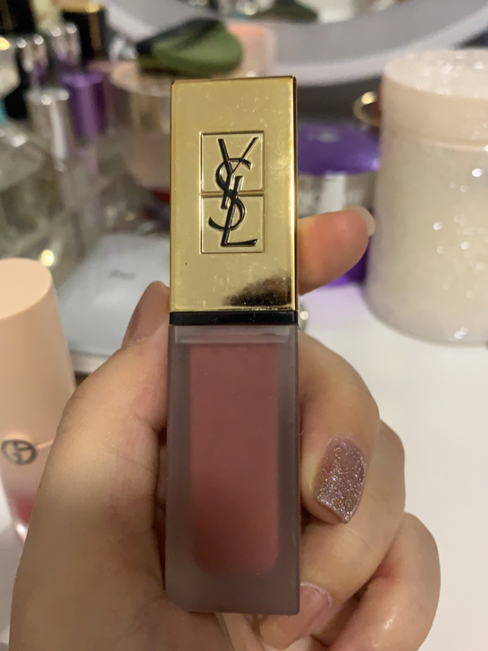 ysl唇釉 23号色。仅用过2次，很粉的裸...