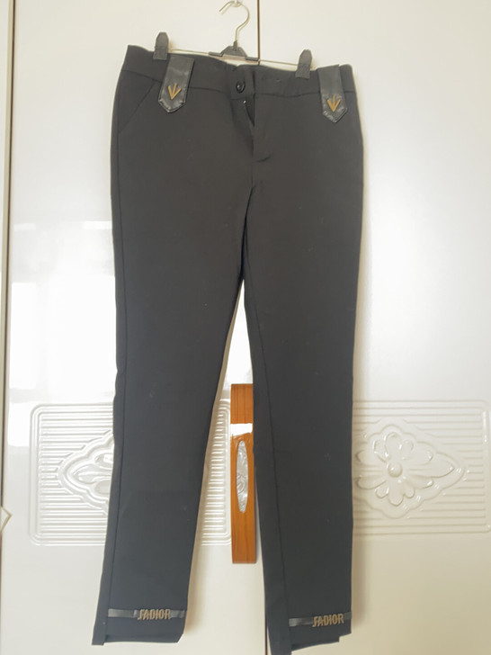 全新吊牌在黑色女休闲裤西服制服裤子，裤腿字...
