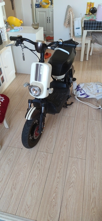 爱玛电动车，艾玛kd，比较高端的车型了，跟...