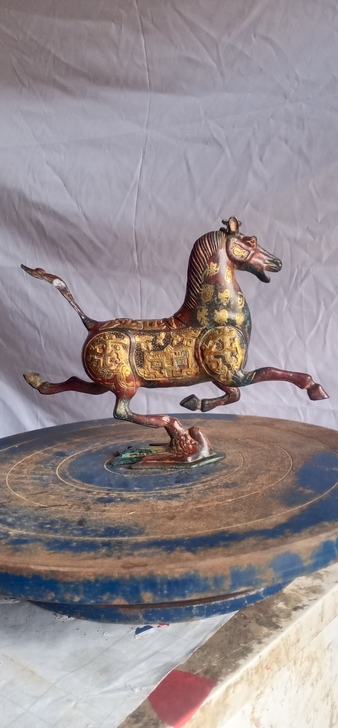 青铜器错金铜奔马，马上成功
