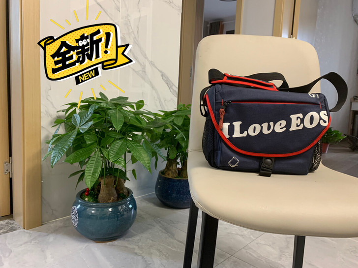 全新佳能相机包一个，买了没用过。