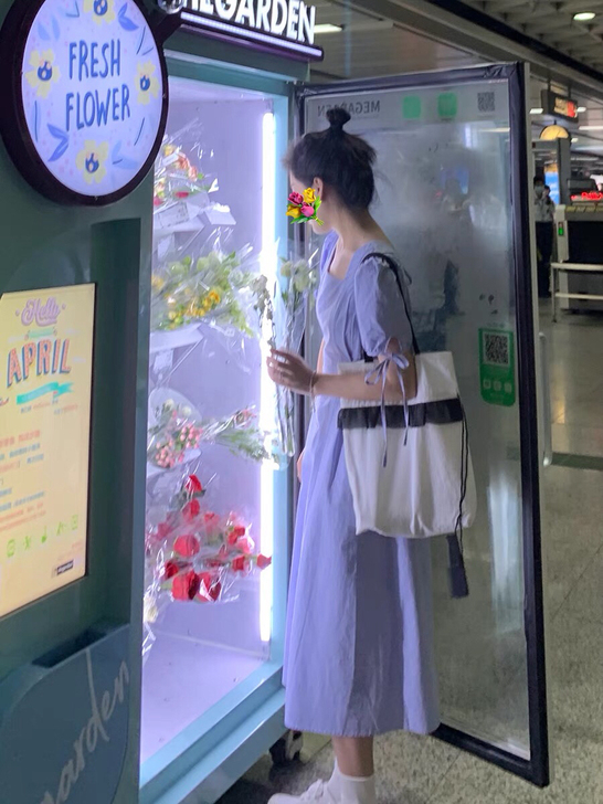 紫色m码,买来就穿过两次,现发现裙子有点多...