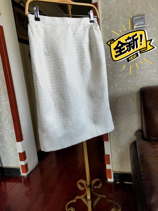 奢侈品撤柜。这吊牌价吓人不。但人家就是卖这...
