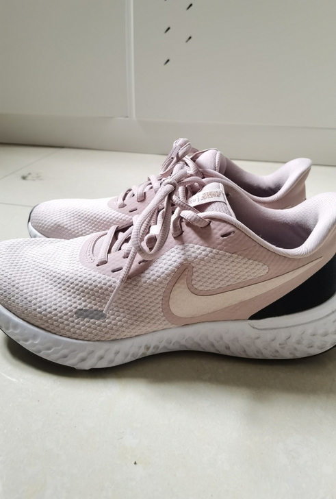 耐克女运动鞋,几乎全新