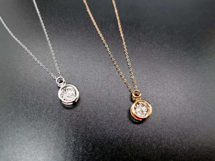 自己的项链很多，在专柜购入的钻石项链，带了...