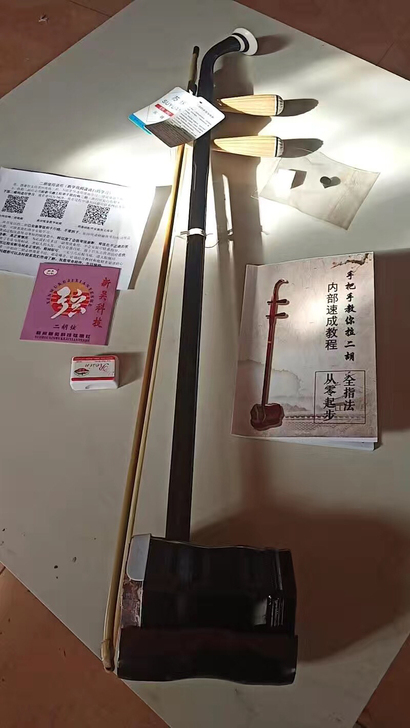 二胡全新，全新的，琴行549买的，一次没有...