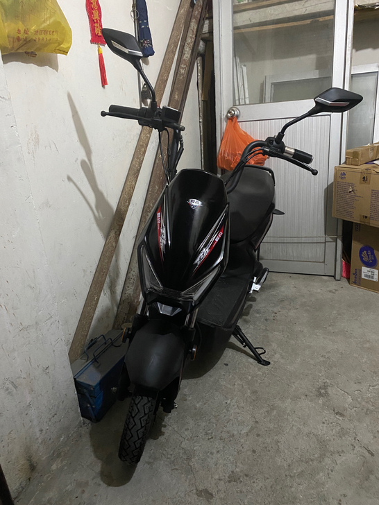 出售爱玛电动车剑齿虎X1