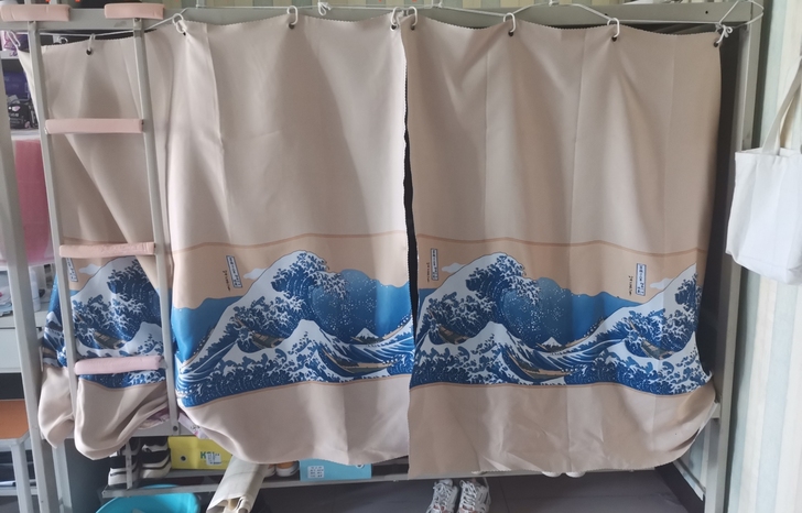 出古风海浪宿舍床帘2片，基本全新，遮光性非...