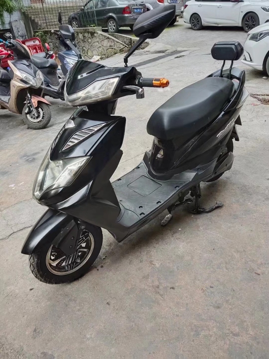 几乎全新电动车低价出售