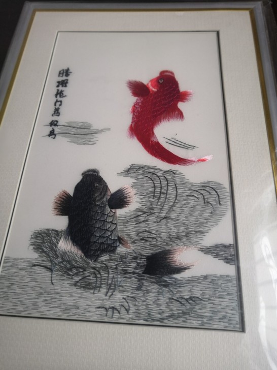 刺绣画，鲤鱼跳龙门。
