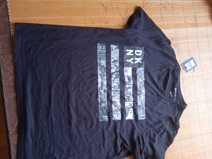 唐纳卡兰体恤，全新正品，手感很细腻。不退换。