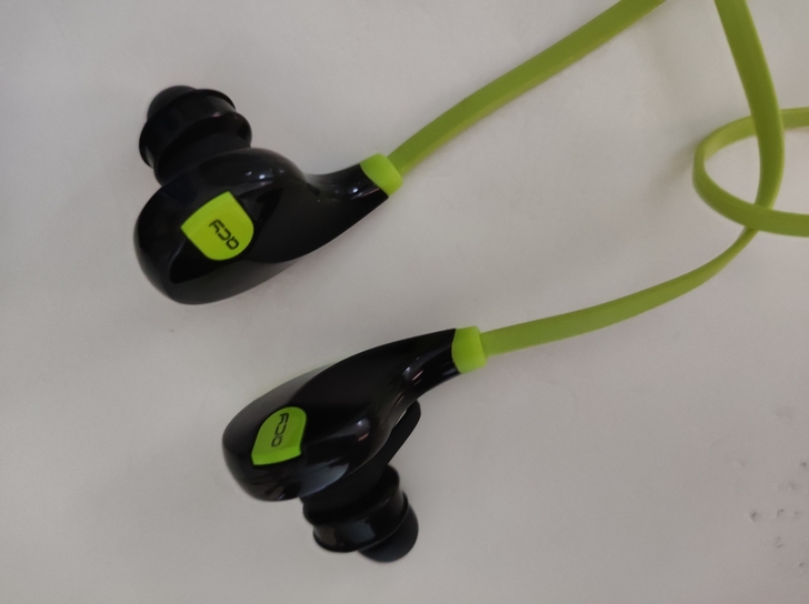 QCY蓝牙耳机，音质很好，8成新，正品。连...