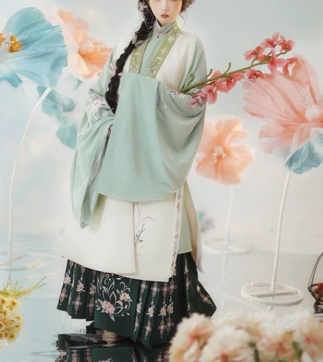 耀春苏末明制汉服三件套  衣服很重 很厚实...