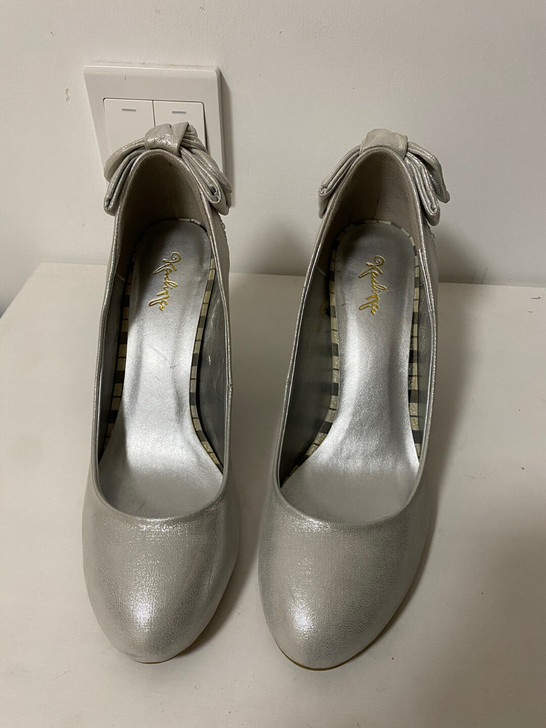 银色水晶钻石婚鞋，结婚时穿了两次，微瑕疵，...