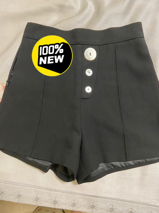 裤子全新，买到家洗过一次就未穿，现在穿小了