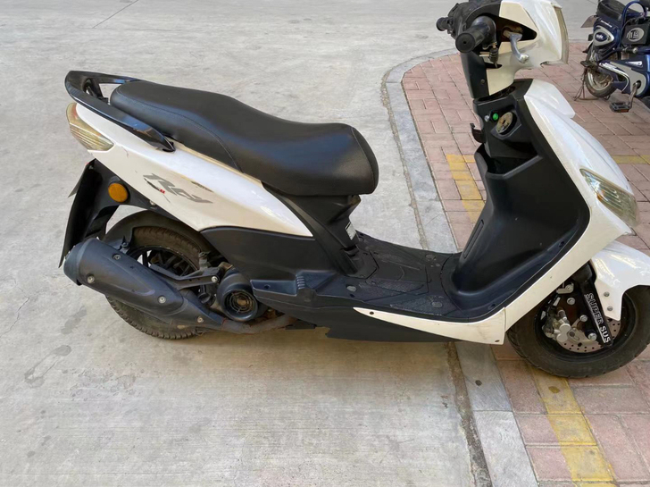 摩托车踏板摩托车，品牌：金城铃木。9成新，...