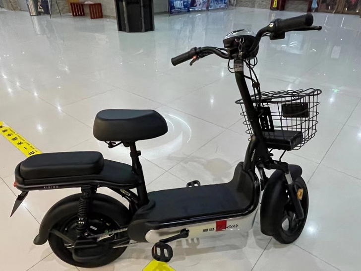 全新艾玛电动车，公司发的几百米的骑行距离也...