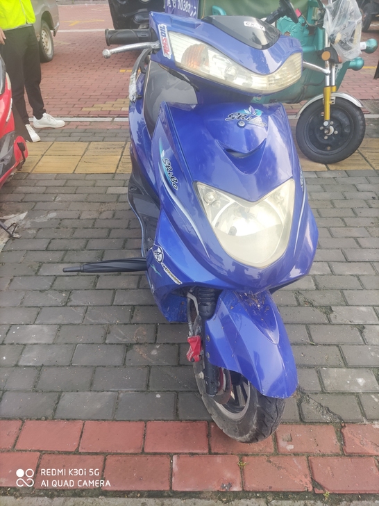 踏板摩托车，动力强劲