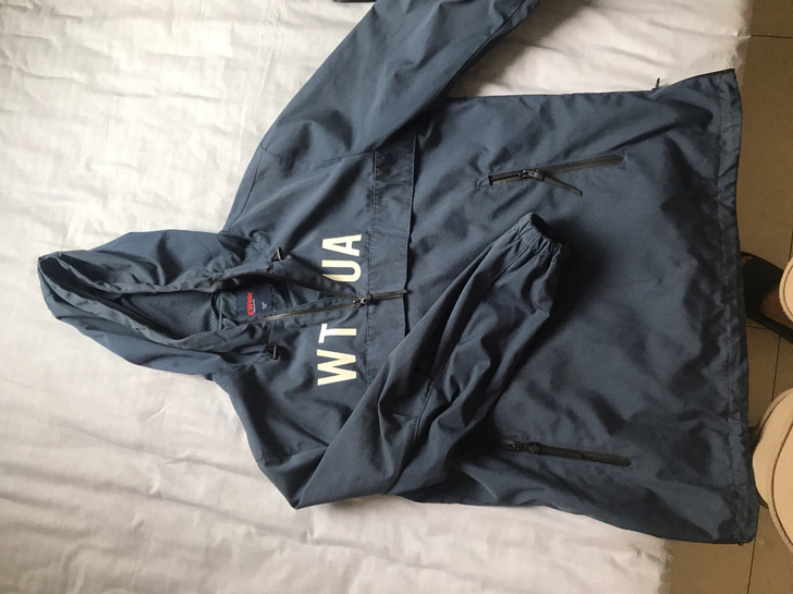 连帽冲锋衣  很有特点很酷   穿上的那一...