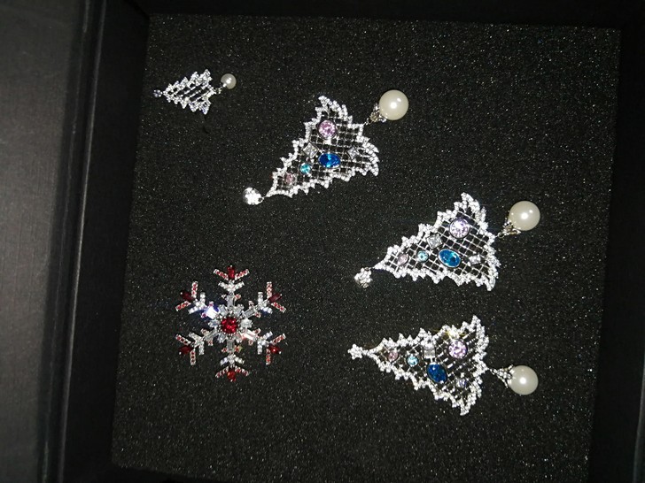 得音珠宝，全新！一次都没带过！银色部分都是...