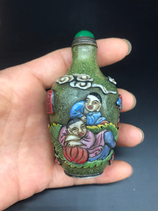 琉璃雕刻画珐琅彩鼻烟壶～婴戏图