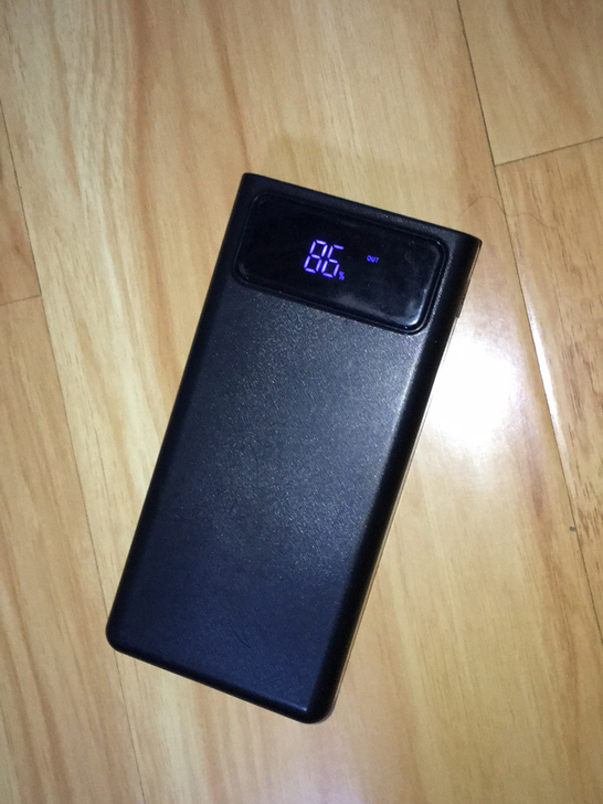买的充电宝有点小磕碰，准备便宜出了，有意者...