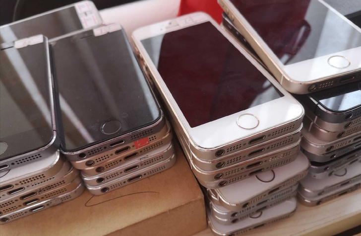苹果5s,联通4,能刷机,机器完好。工作室...