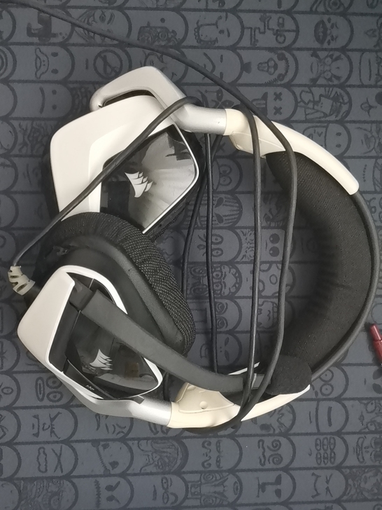 海盗船耳机，男朋友送的，用了一年。